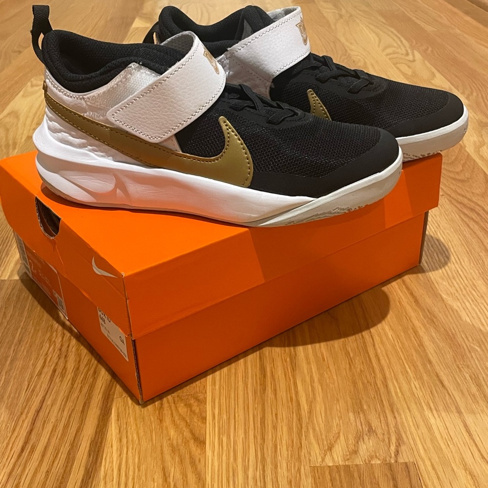 Nike Team Hustle D 10 Black and Gold Sneakers, size 2Y